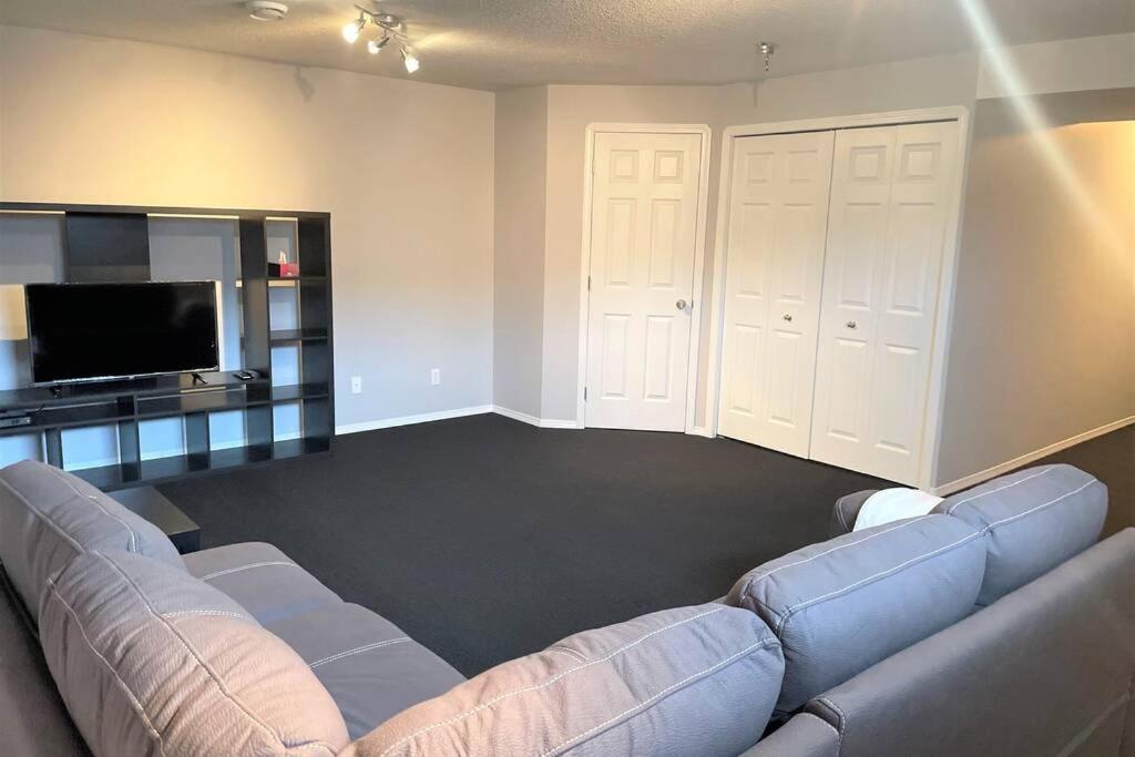 Spacious Duplex Camrose Exterior foto